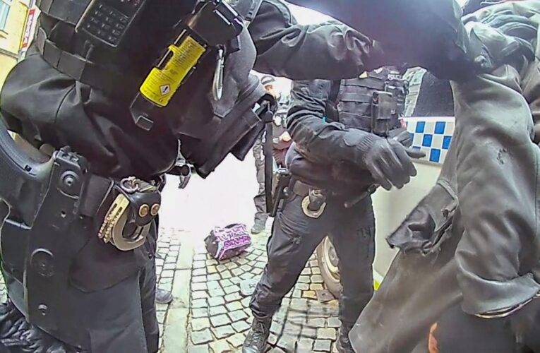 Rozbíjení lahví v alkoholovém oparu a hlasitý pokřik v centru města skončilo pro muže nasazením pout a pobytem na záchytné stanici