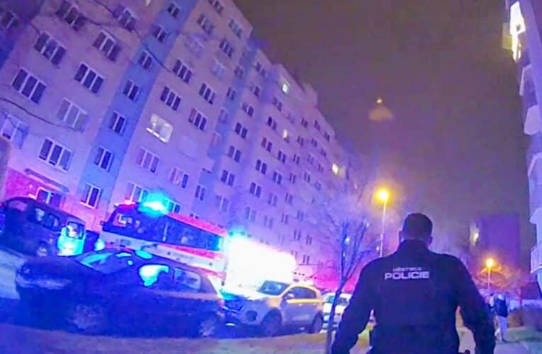 Hlídky českobudějovické městské policie asistovaly záchranným složkám při požáru bytu v panelovém domě