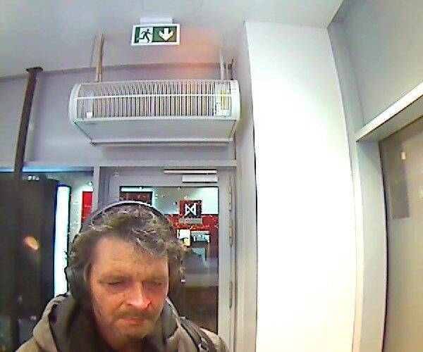 Kriminalisté pátrají po totožnosti muže z bankomatu. Během pár minut vybral 300 tisíc korun