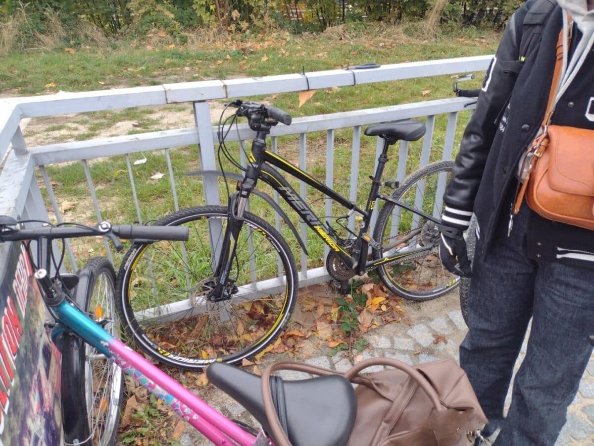 Žena s kradeným kolem skrývající se u garáží neunikla pozornosti strážníků