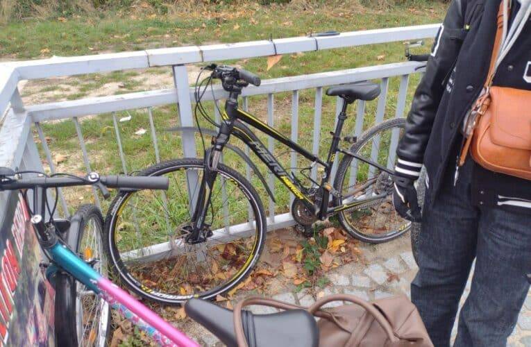 Žena s kradeným kolem skrývající se u garáží neunikla pozornosti strážníků