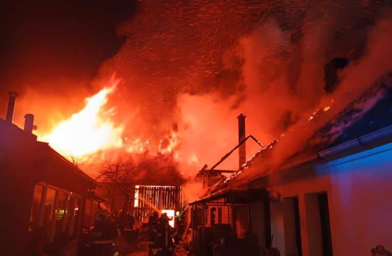 Noční požár stavení v Dolních Slověnicích: Na místě zasahuje sedm jednotek, vyhlášen je druhý stupeň poplachu