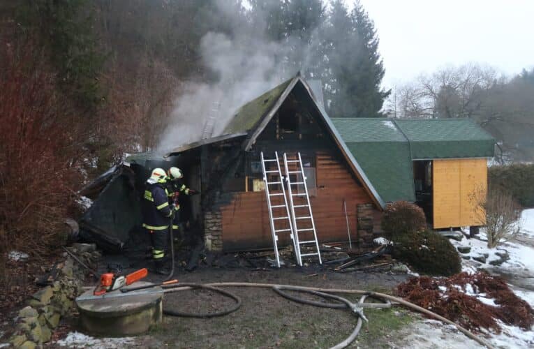 Hasiči bojovali s požárem chaty v Sedleci. Zásah komplikoval led a prudké klesání