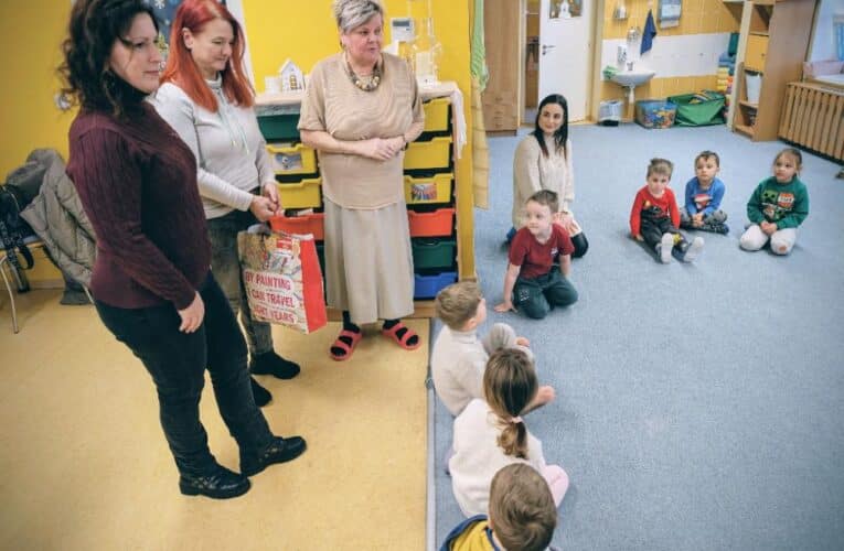 Primátorka předala šikovným dětem z MŠ Preslova dárky za nejhezčí stromeček