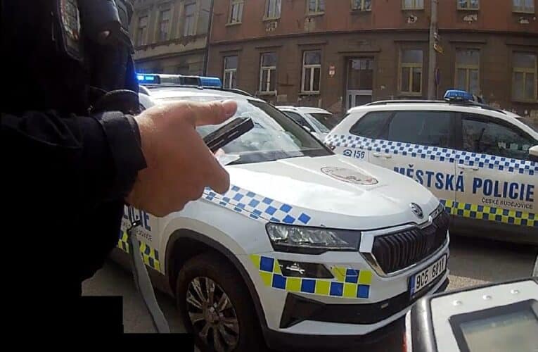 Agresivní cestující z autobusu skončil v poutech strážníků. Noc strávil na záchytce