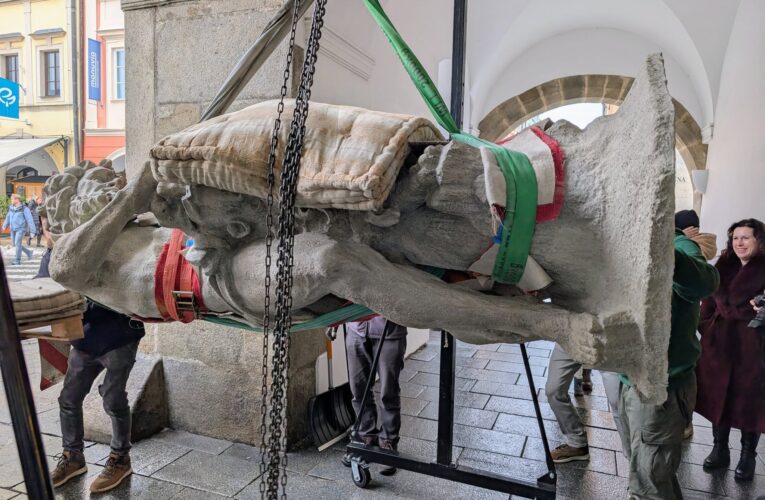 Z výstavy se vrátila socha Samsona. Od září byla na Pražském hradě