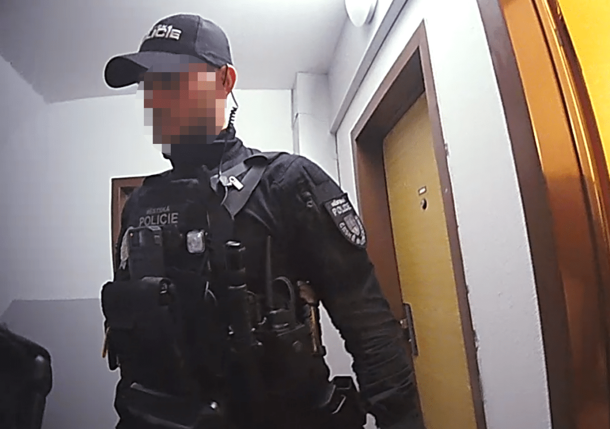 Hlasité televizní vysílání ukončila pozdě v noci hlídka městské policie