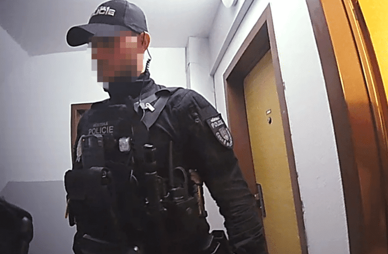 Hlasité televizní vysílání ukončila pozdě v noci hlídka městské policie