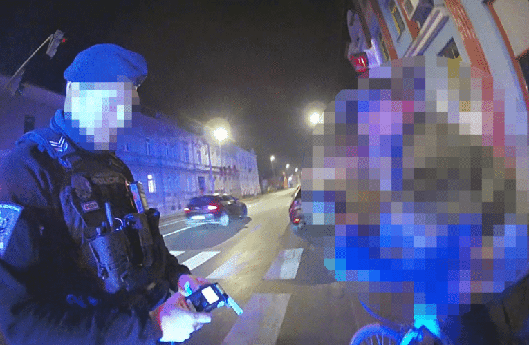 Dvě piva to skutečně nebyla. Cyklista strážníkům nadýchal téměř 2,5 promile alkoholu.