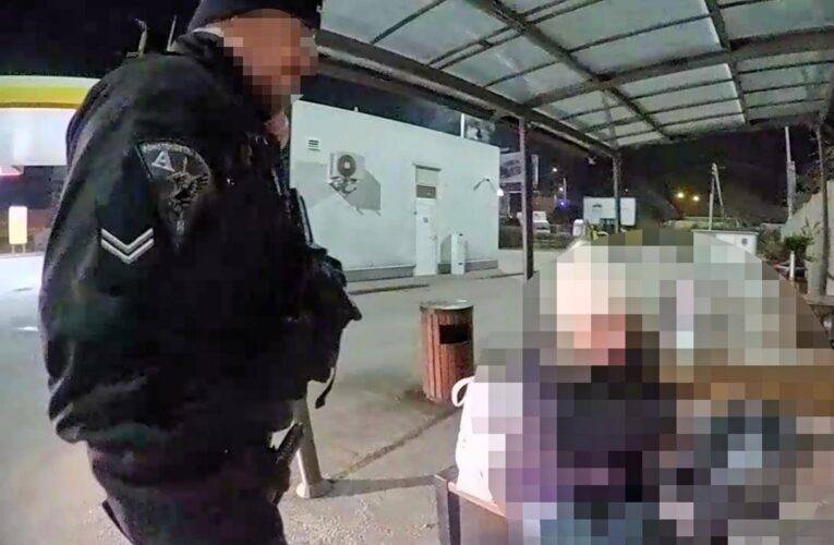 Hlídka městské policie zasahovala v noci u ženy, která skončila tvrdým pádem na dlažbě