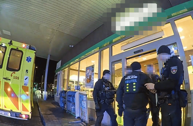 Místo zásahu: benzinová čerpací stanice, šeptající muž i kolabující žena