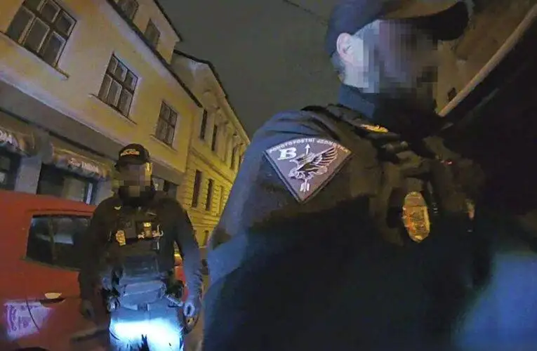 Vstup do vozovky před projíždějící vozidlo městské policie zpečetil osud devětatřicetiletého muže