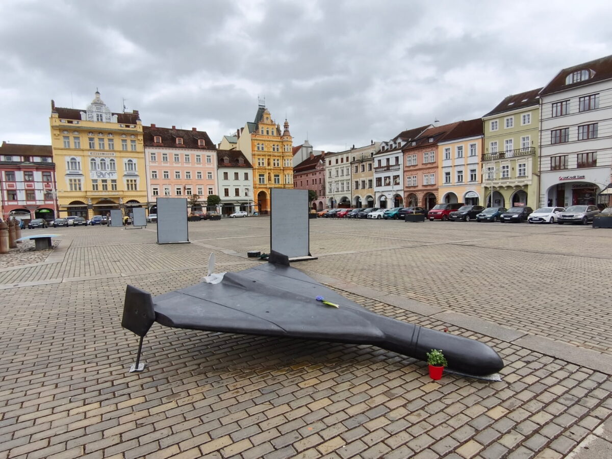 Na náměstí Přemysla Otakara II. „přistál“ ruský dron: Instalace v Budějovicích a Táboře varuje před důsledky války