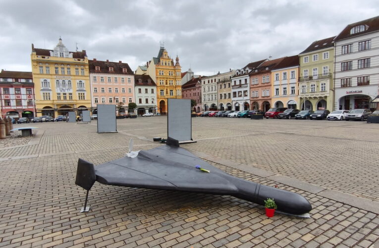 Na náměstí Přemysla Otakara II. „přistál“ ruský dron: Instalace v Budějovicích a Táboře varuje před důsledky války