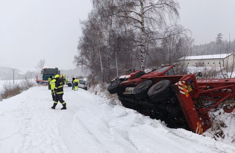Vyprošťovací technika hasičů na Českokrumlovsku skončila v příkopu. Na pomoc přijel další jeřáb a zachraňoval zapadnutý sypač i policii