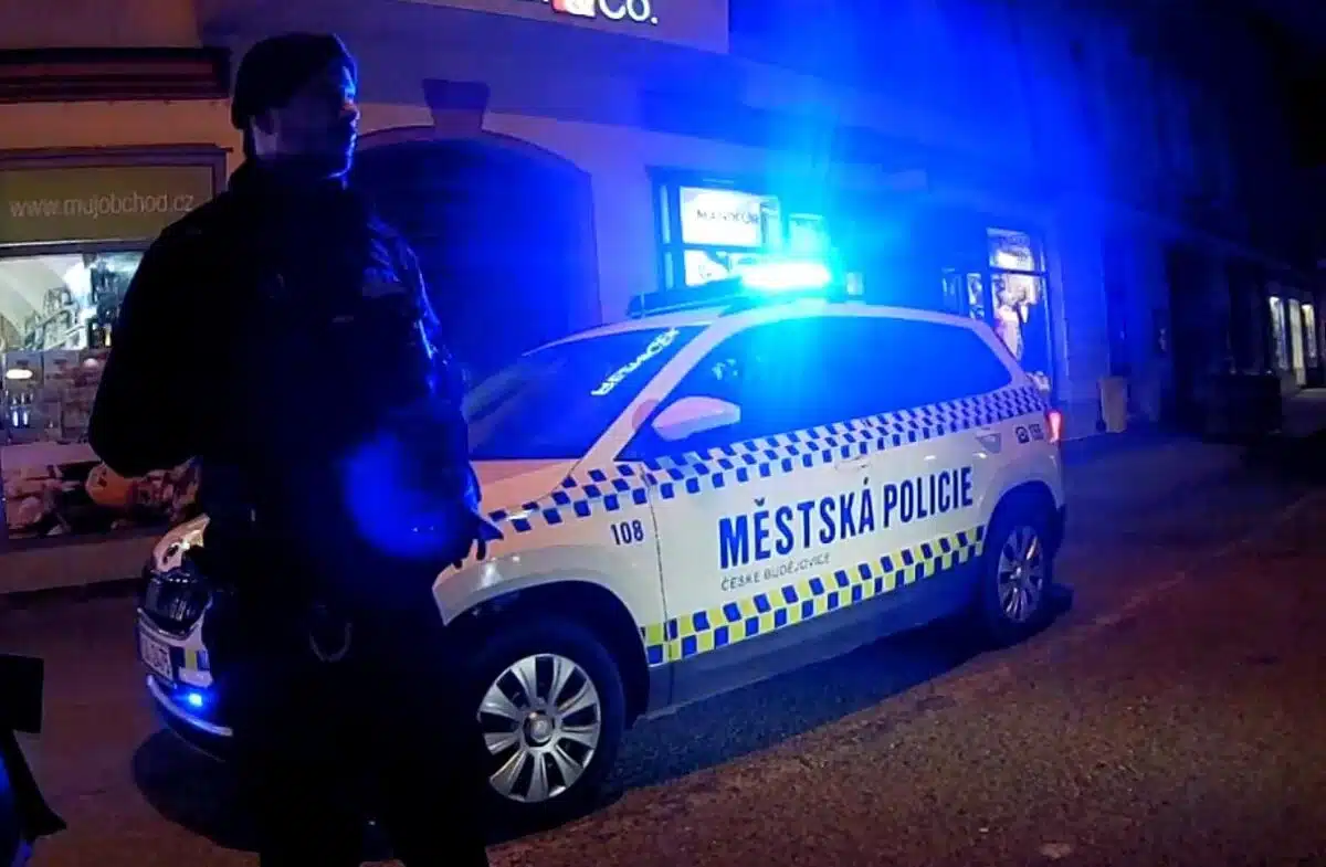 Chtěl být někým jiným. Strážníci mu jeho roli neuvěřili.