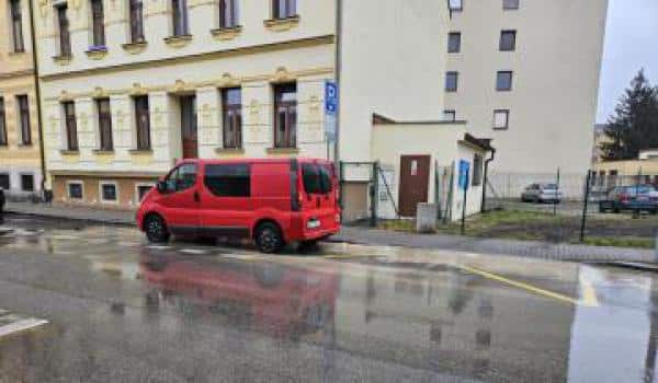 V Klavíkově ulici se na vozovce objevila voda