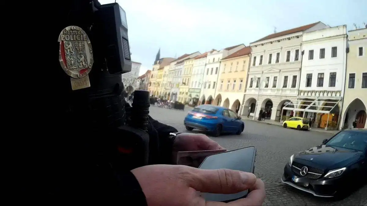 Hledaný muž se snažil ztratit v davu. Strážníkům ho prozradily vlastní obavy