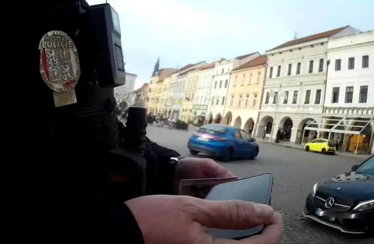 Hledaný muž se snažil ztratit v davu. Strážníkům ho prozradily vlastní obavy