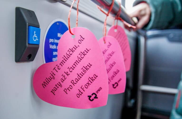 Valentýn zaplnil vozy MHD stovkami srdcí