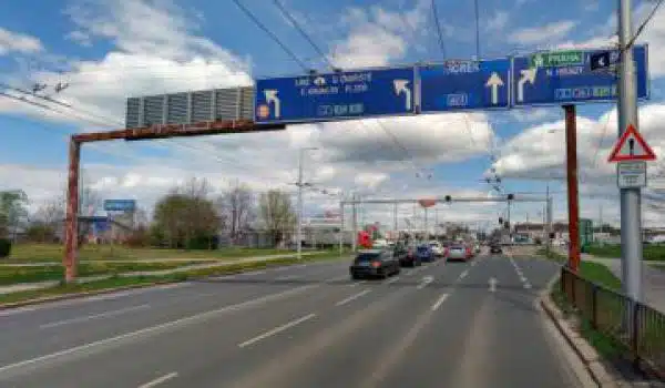 Výměna dopravního portálu na Pražské upozorní na D3