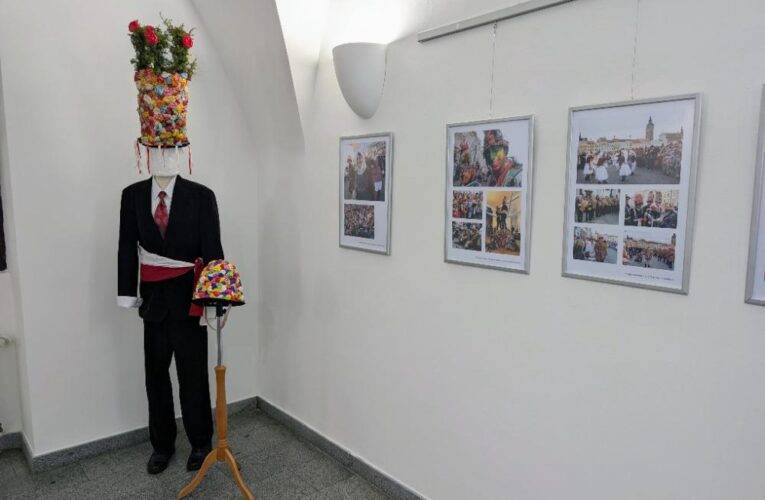 Masopustní koleda je k vidění ve výstavní síni na radnici