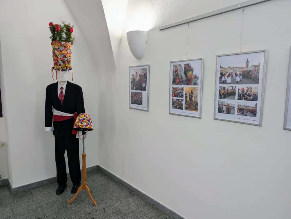 Masopustní koleda je k vidění ve výstavní síni na radnici