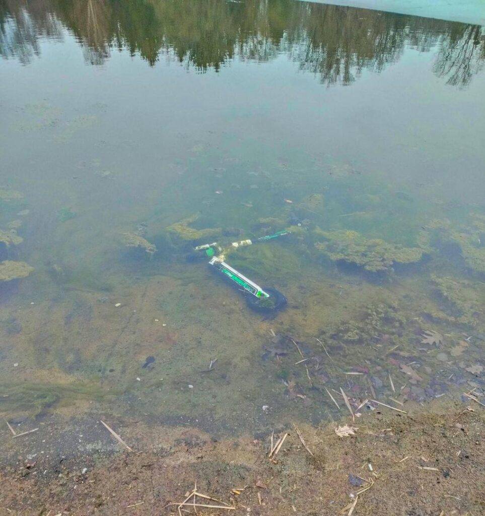 Nepochopitelný čin neznámého vandala. Hlídka městské policie musela z rybníka lovit elektrickou koloběžku.