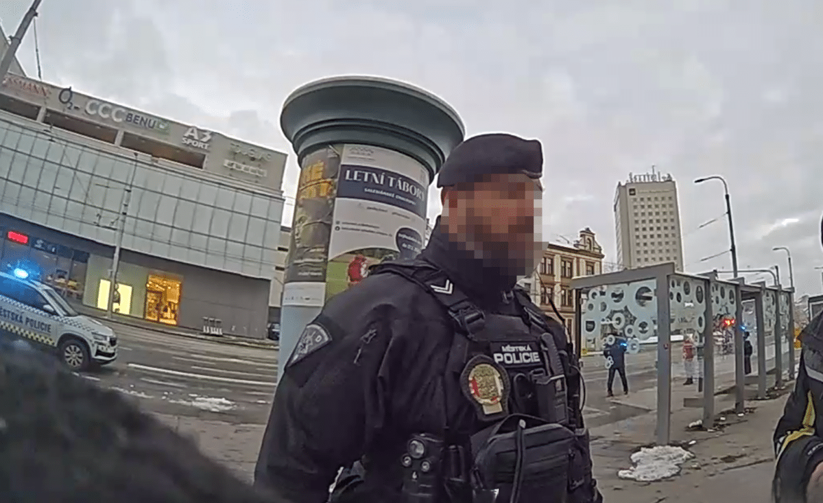 Nenechavec prohledal brašnu na cizím bicyklu, kameře ani strážníkům neunikl