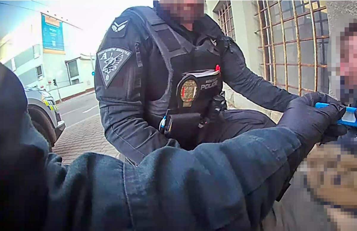 Ranní rozruch před hotelem způsobil muž „mimo realitu“. Skončil v poutech na záchytné stanici