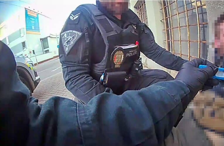 Ranní rozruch před hotelem způsobil muž „mimo realitu“. Skončil v poutech na záchytné stanici