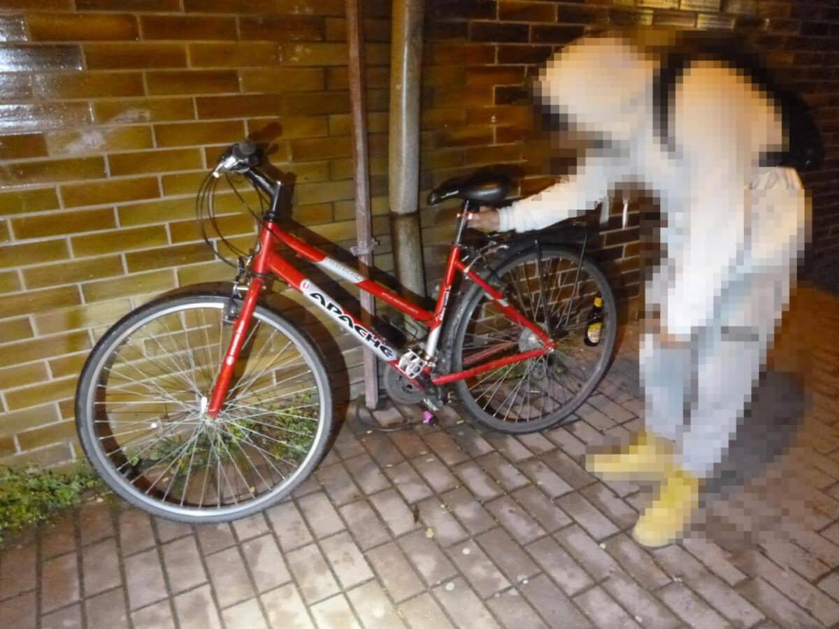 Noční jízda skončila pádem. Cyklista před radnicí nadýchal 2,24 promile