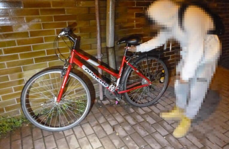 Noční jízda skončila pádem. Cyklista před radnicí nadýchal 2,24 promile