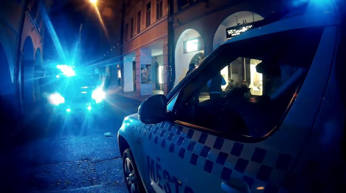 AGRESIVNÍ HOST ŘEŠIL PIZZU ŘÍZKEM A NAKONEC NADÁVKAMI, ZASAHOVALA HLÍDKA MĚSTSKÉ POLICIE