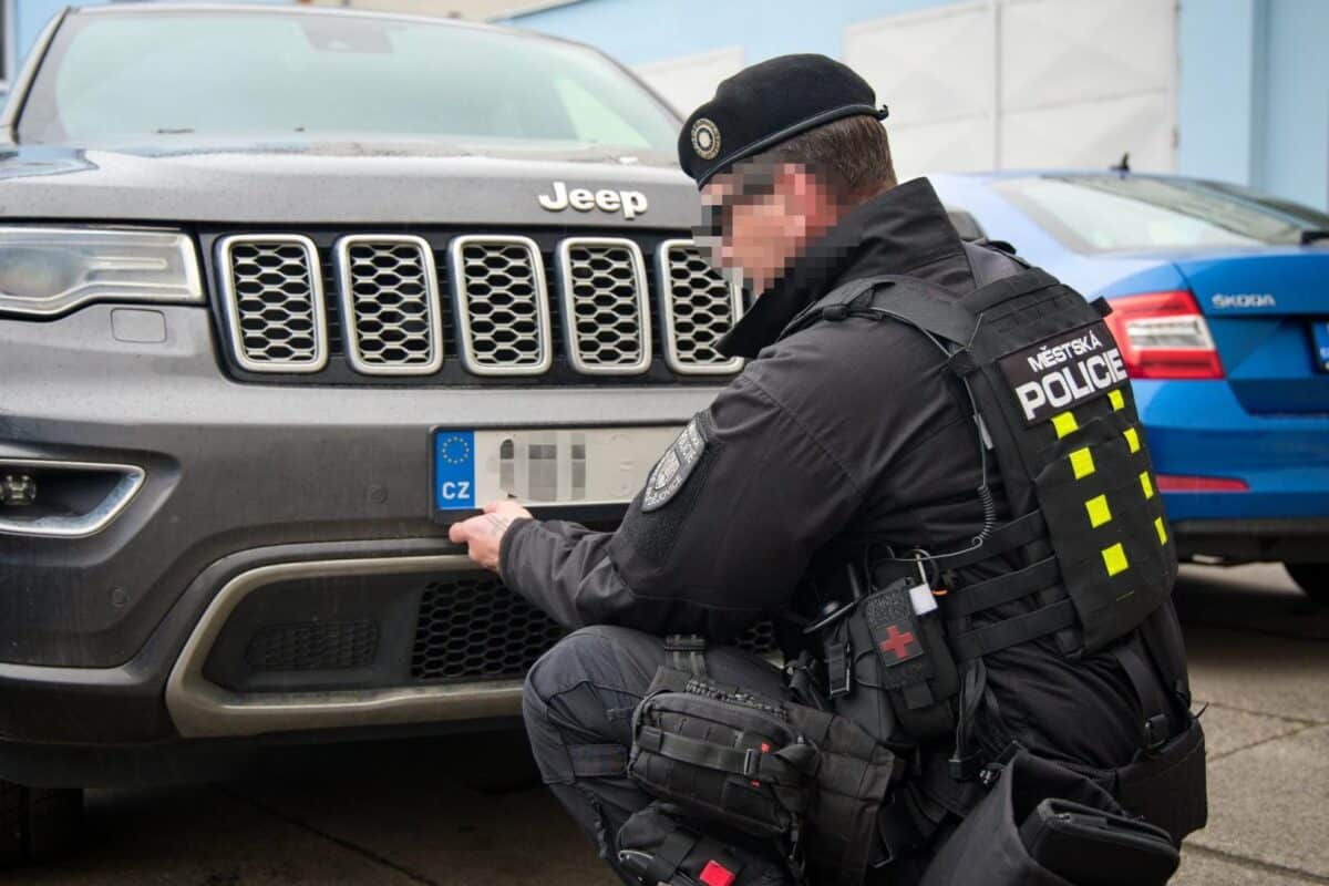 Dluhy vůči městu se nevyplácí: městská policie v Českých Budějovicích chystá odebírání registračních značek