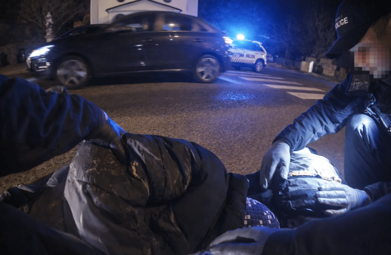 Strážníci poskytovali první pomoc muži, který zůstal v důsledku zdravotní příhody ležet na silnici