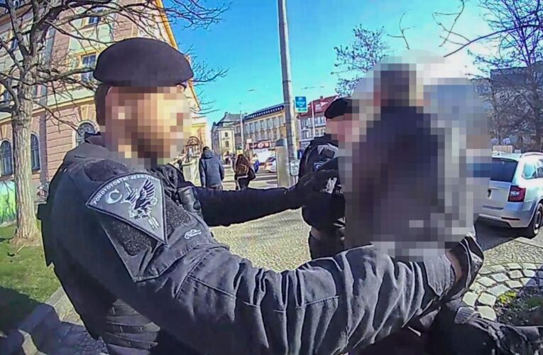 Zákaz konzumace alkoholu byl jen začátek. Muž si svým chováním vysloužil od strážníků pouta a převoz na policejní služebnu.