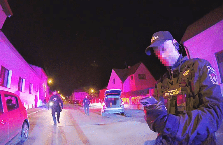 Hlídky městské policie pomáhaly u nočního požáru. Zajistily průjezd a prostor pro hasiče