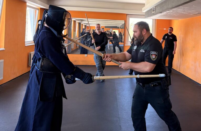 STRÁŽNÍCI ČESKOBUDĚJOVICKÉ MĚSTSKÉ POLICIE SI V RÁMCI VÝCVIKU SEBEOBRANY VYZKOUŠELI KENDO