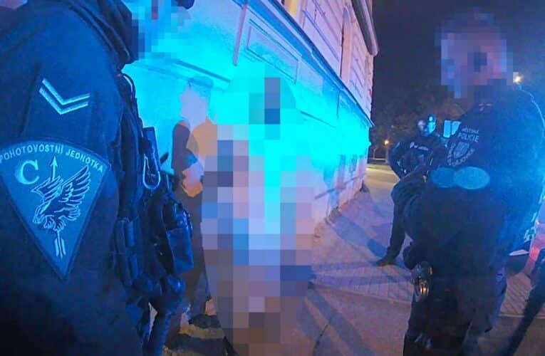 Hádku za volantem řešila hlídka městské policie. Řidičku přijde partnerský incident draho
