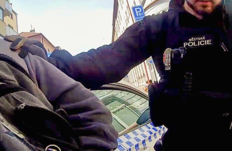 Z poškozeného se náhle vyklubal pachatel, skončil v poutech strážníků