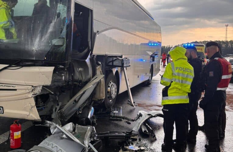 AKTUALIZACE: Vážná nehoda u Boršova nad Vltavou – Srážka autobusu s cizinci a osobního auta hlásí přes 10 zraněných, silnice je uzavřena