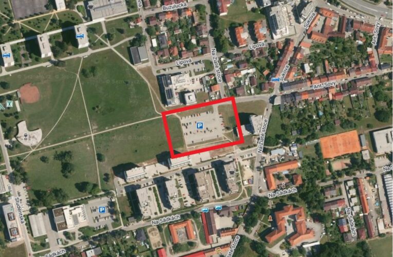 Řidiči budou moci v létě využívat univerzitní parkoviště Na Zlaté stoce