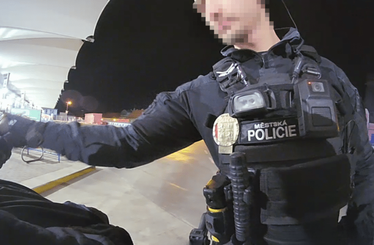 Do Třeboně přes Krumlov? Podnapilý cestující zdržel noční autobus a zaměstnal hlídku městské policie