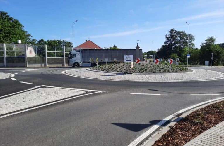 Nová okružní křižovatka v Blatné jde do provozu