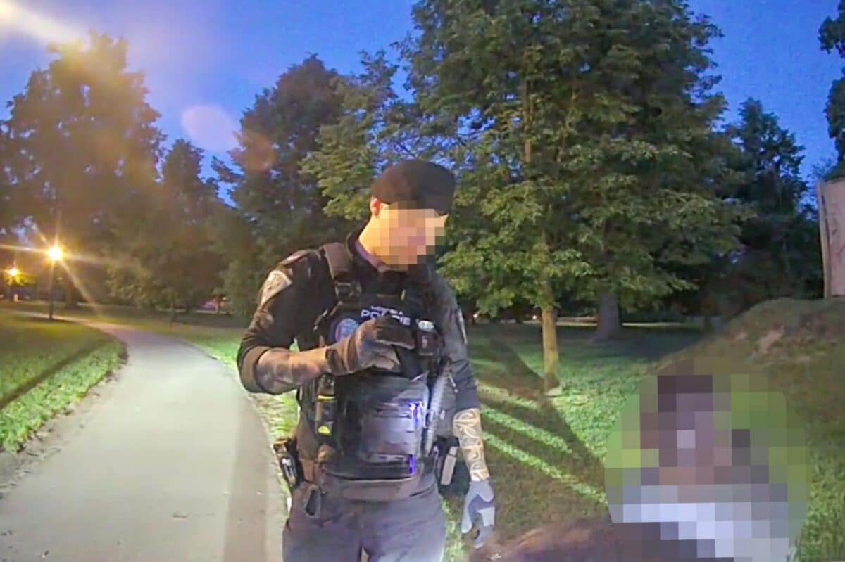 Probuzený spáč na lavičce měl pro strážníky „dobré rady“. Pro něj skončí postihem