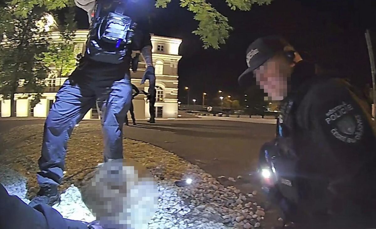 Chtěl být reportérem. Noční kontrola skončila pouty i zraněním strážníka