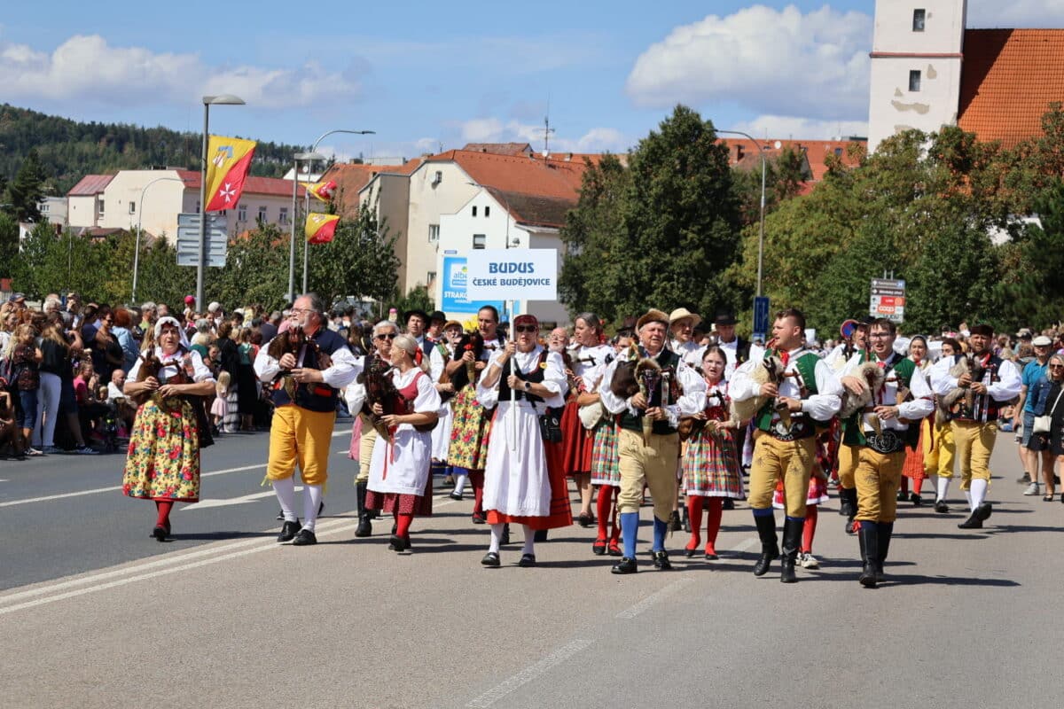 Strakonice rozezněly dudy z celého světa: 26. Mezinárodní dudácký festival vyvrcholil velkolepým průvodem