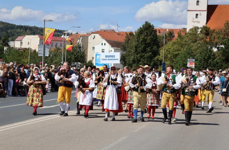 Strakonice rozezněly dudy z celého světa: 26. Mezinárodní dudácký festival vyvrcholil velkolepým průvodem