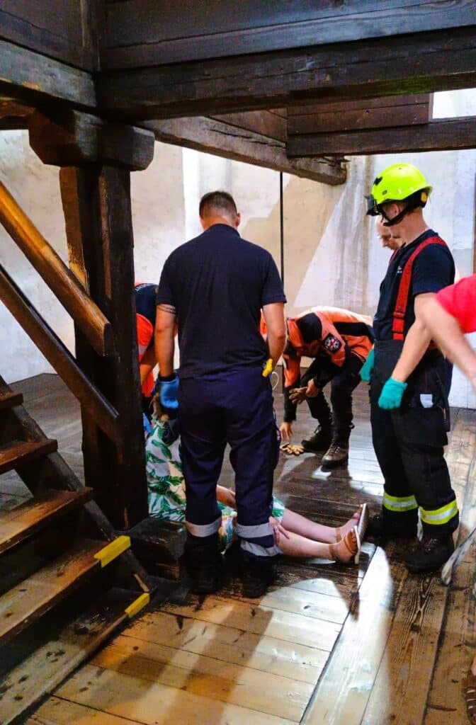 Dramatické chvíle na Černé věži: Turistku těsně pod ochozem zradilo zdraví, dolů pomohli záchranáři